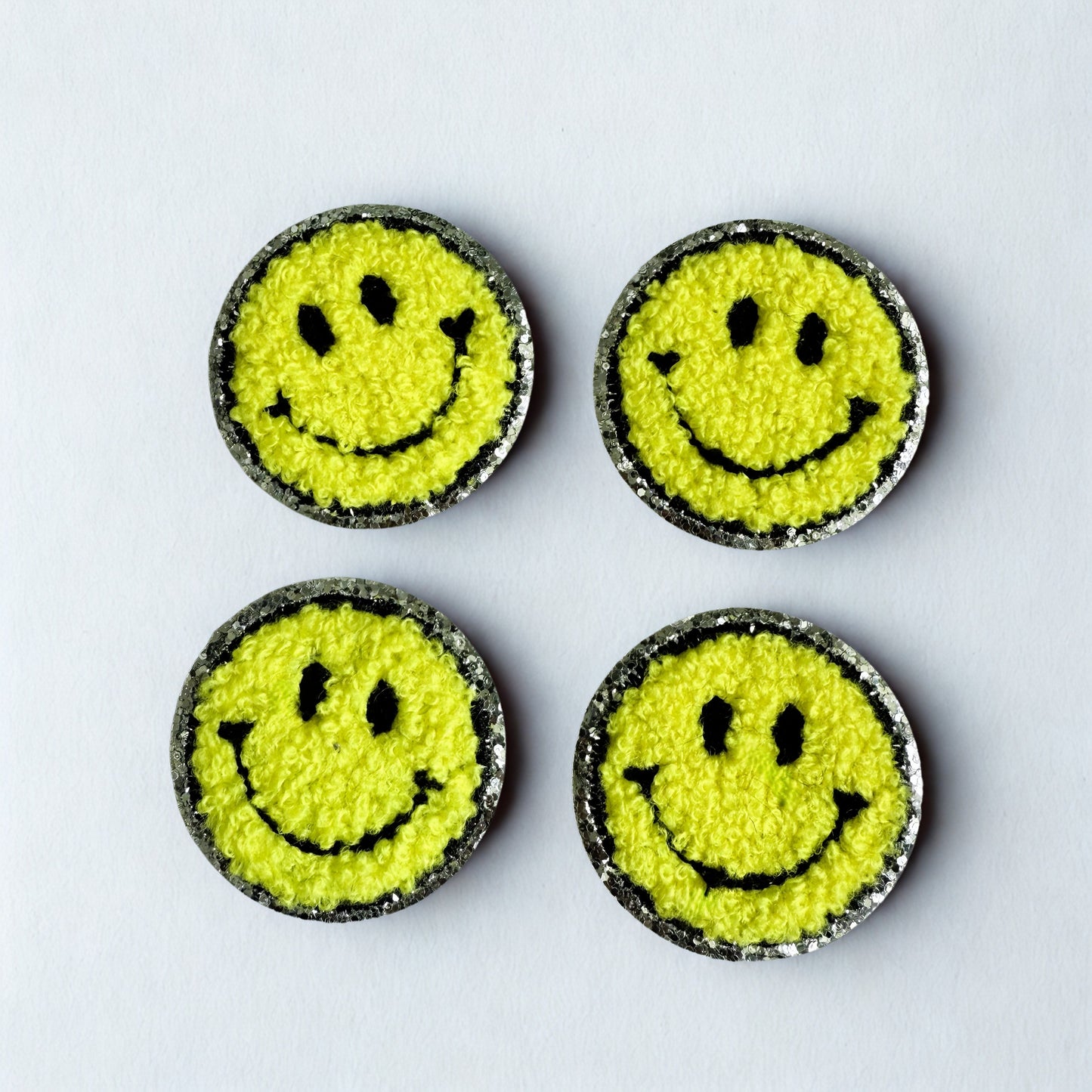 Iron On 4.6CM Silver Glitter Edge Smiley Face Chenille Patch – Cute Fuzzy Design for Clothes & Bag Decoration